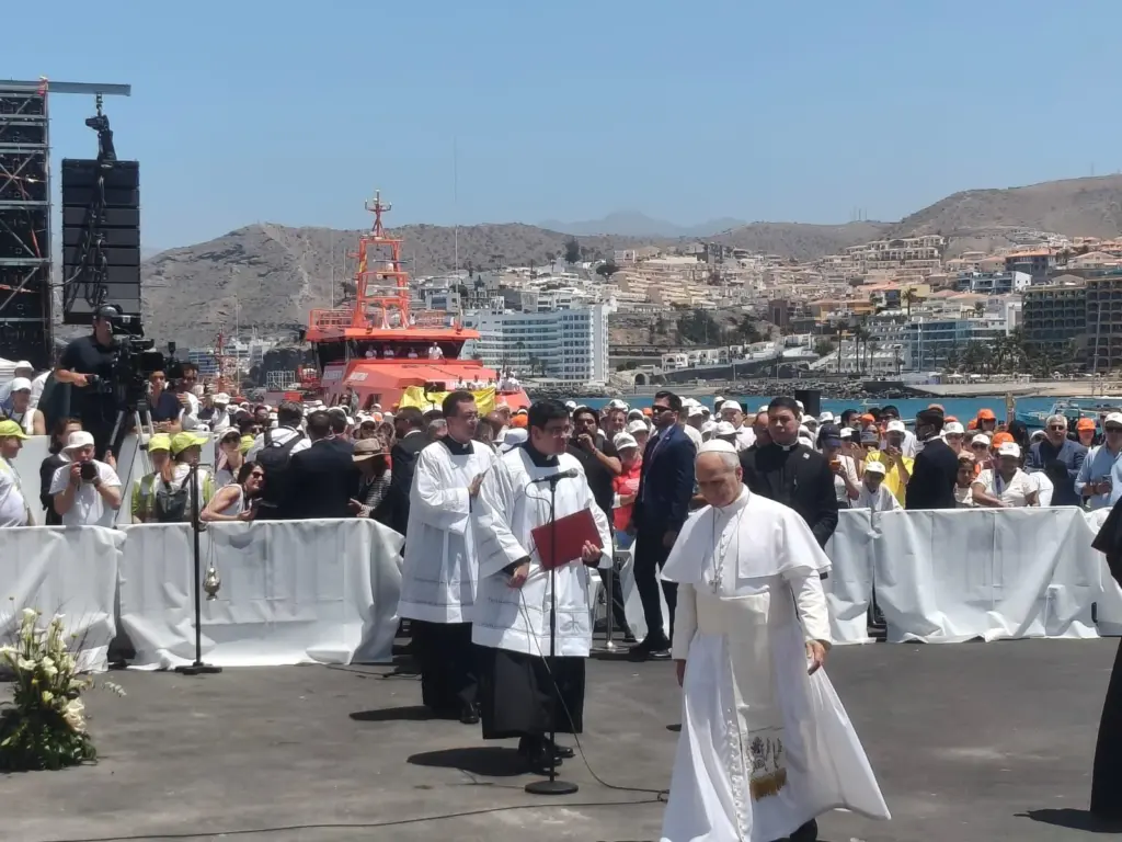 León XIV reza frente a la Virgen en el muelle de Arguineguín