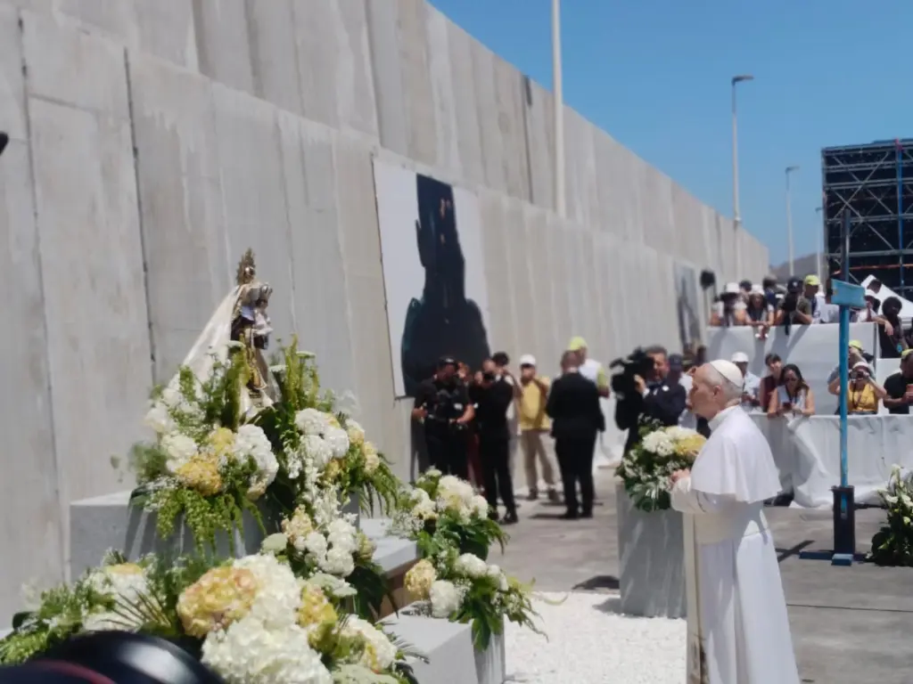 León XIV reza frente a la Virgen en el muelle de Arguineguín