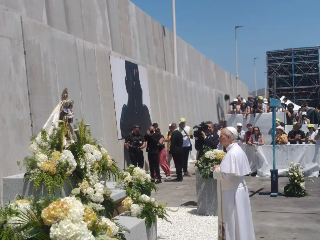 León XIV reza frente a la Virgen en el muelle de Arguineguín