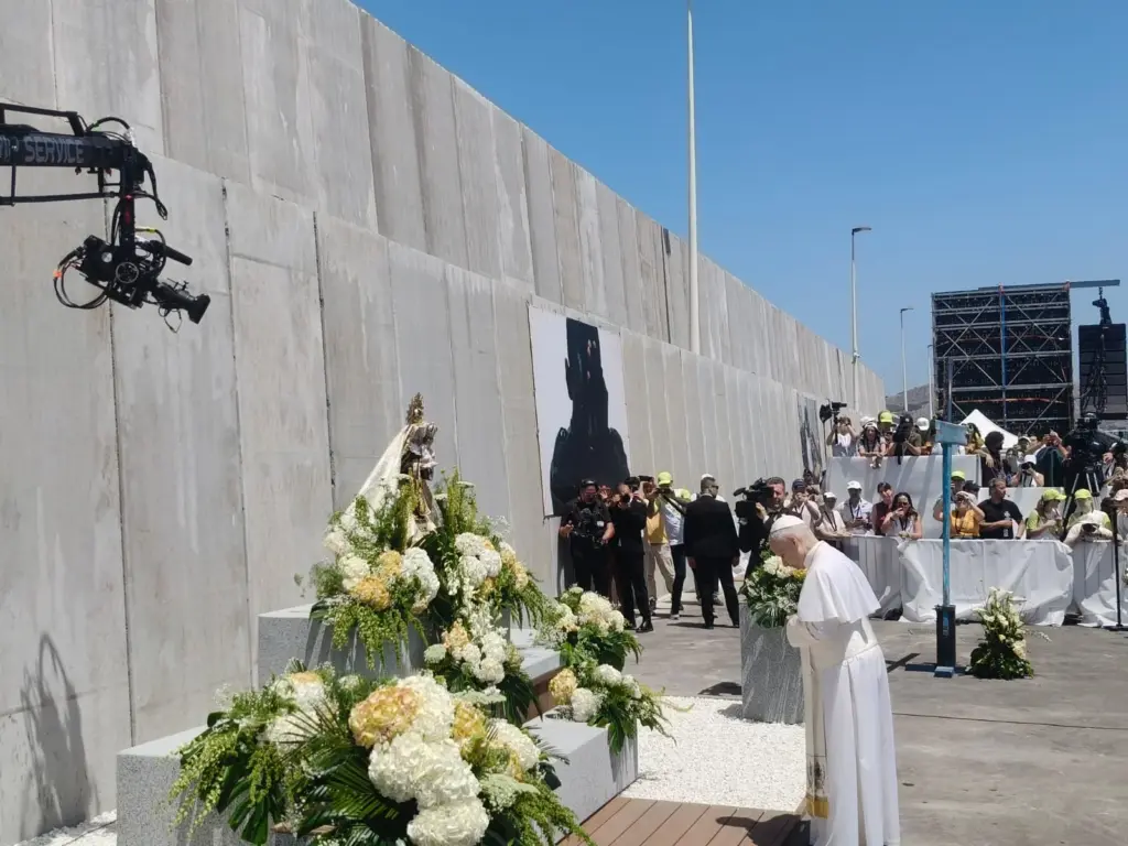 León XIV reza frente a la Virgen en el muelle de Arguineguín