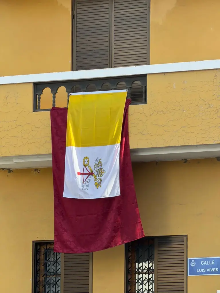 Balcones de La Salle, en Santa Cruz de Tenerife, engalanados para recibir al papa León XIV