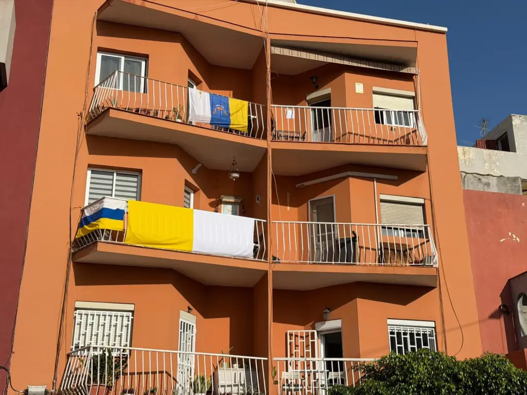 Balcones de La Salle, en Santa Cruz de Tenerife, engalanados para recibir al papa León XIV