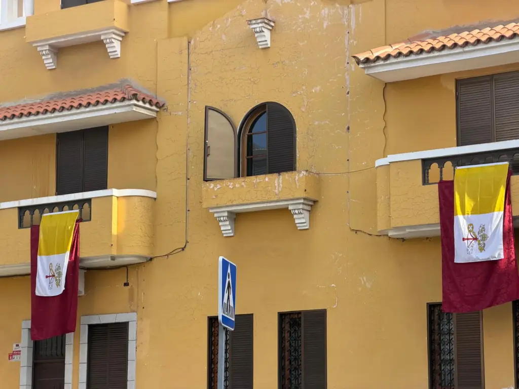 Balcones de La Salle, en Santa Cruz de Tenerife, engalanados para recibir al papa León XIV