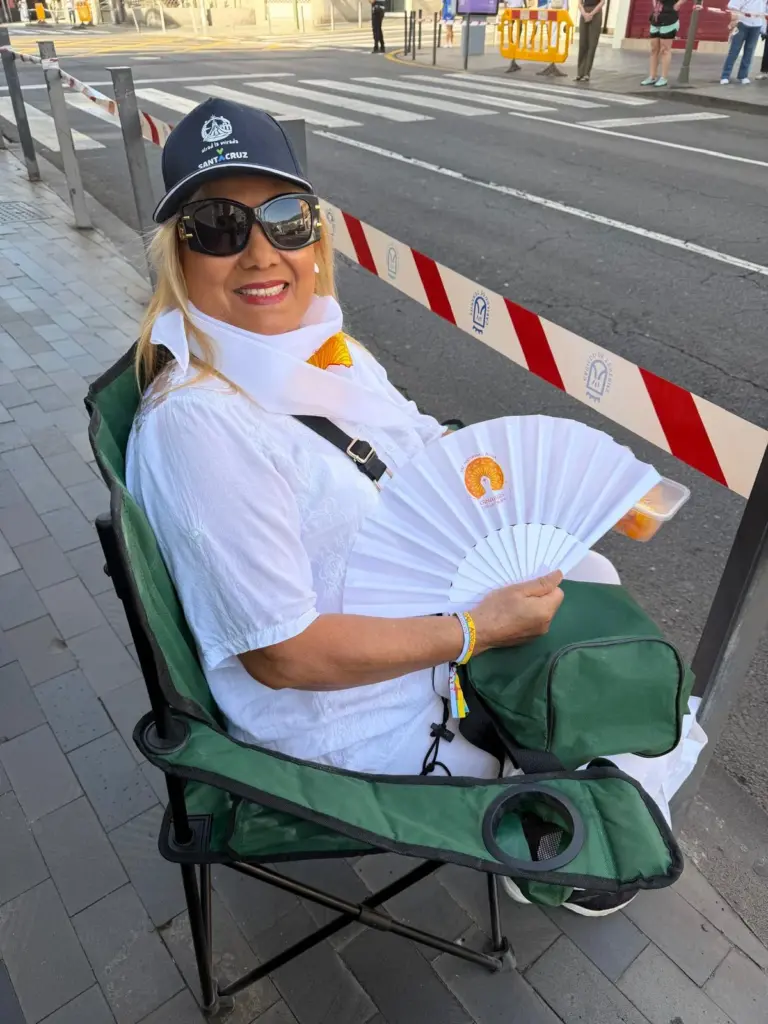 Feligreses esperando a León XIV en las calles de Santa Cruz de Tenerife. RTVC