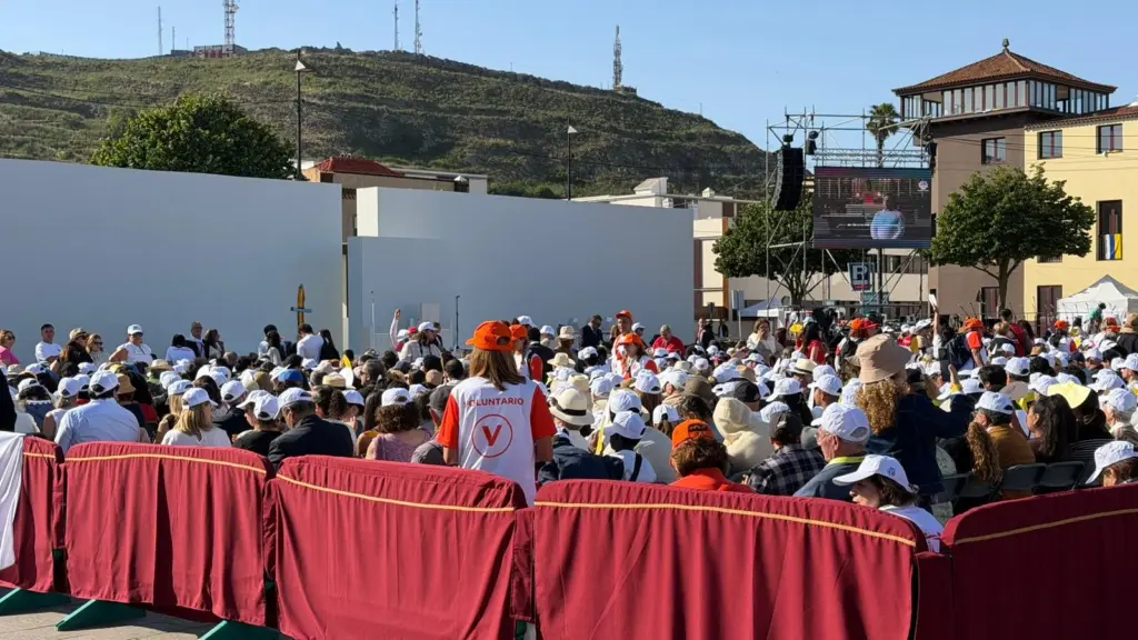 Ambiente en la Plaza de Cristo, los momentos previos a la llegada de León XIV a La Laguna. Pedro Yanes