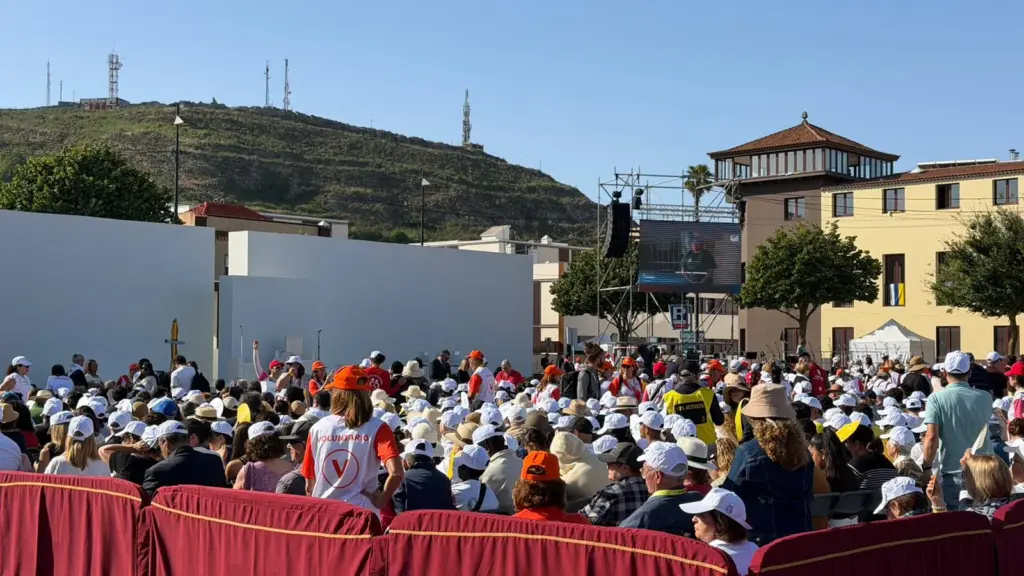 Ambiente en la Plaza de Cristo, los momentos previos a la llegada de León XIV a La Laguna. Pedro Yanes