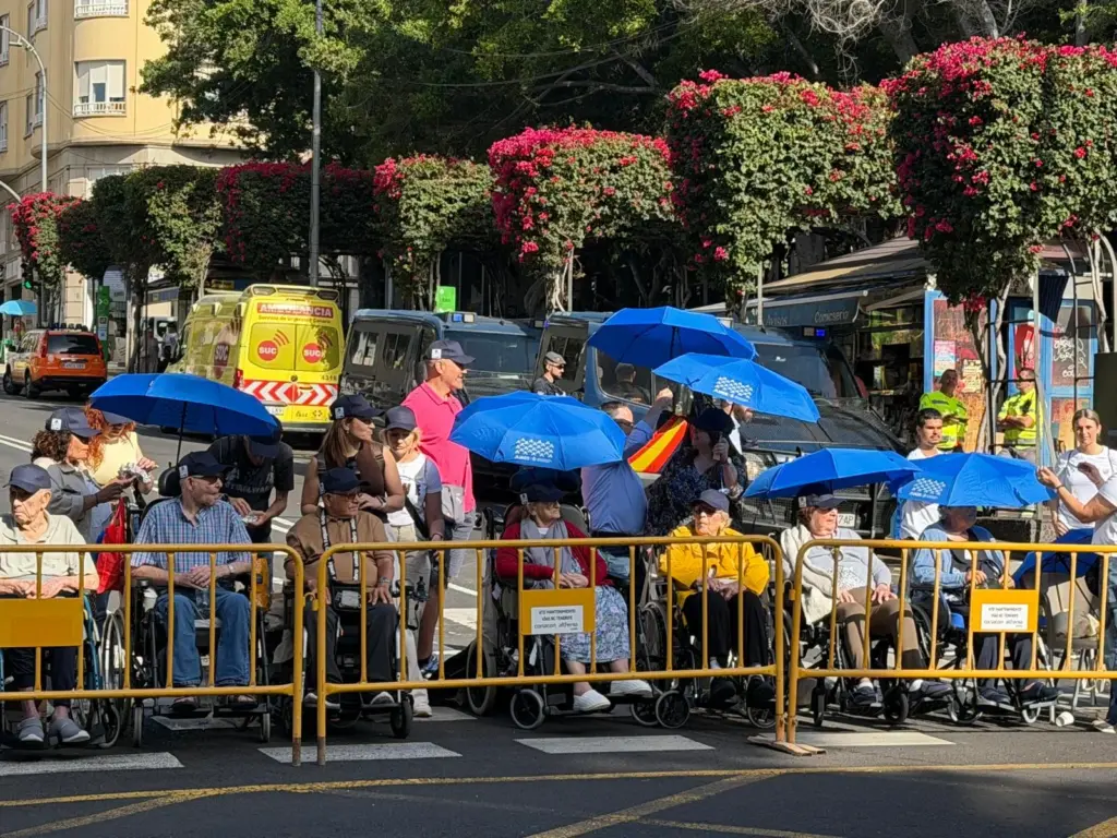 Feligreses esperando a León XIV en las calles de Santa Cruz de Tenerife. RTVC