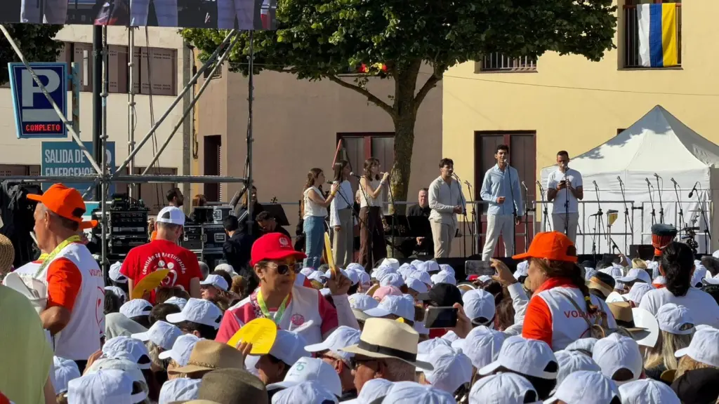 Ambiente en la Plaza de Cristo, los momentos previos a la llegada de León XIV a La Laguna. Pedro Yanes