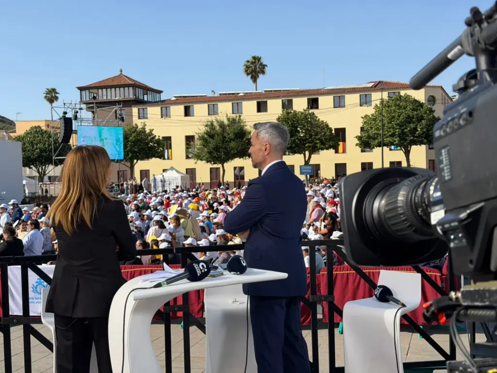 Pilar Rumeu e Isaac Tacoronte en el set de Televisión Canaria. Ana Tristán