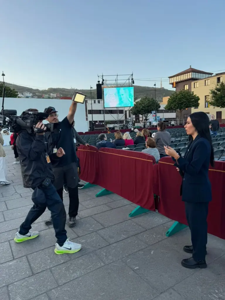 Un equipo de Televisión Canaria en el set de la Plaza del Cristo. Ana Tristán
