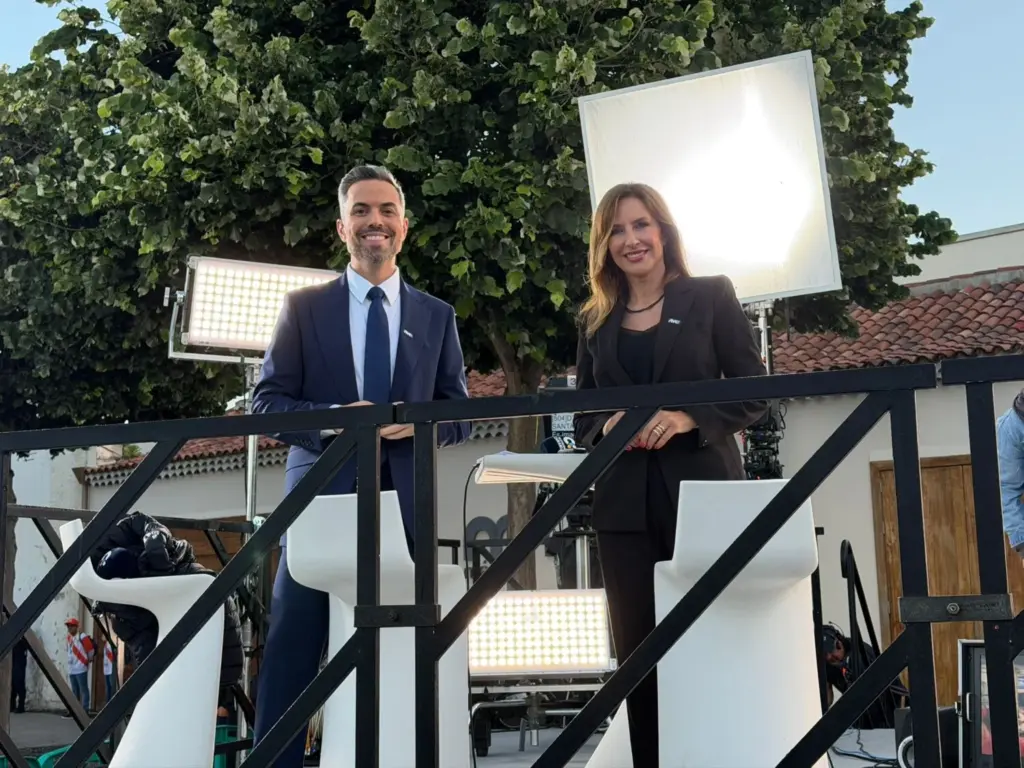 Pilar Rumeu e Isaac Tacoronte en el set de Televisión Canaria
