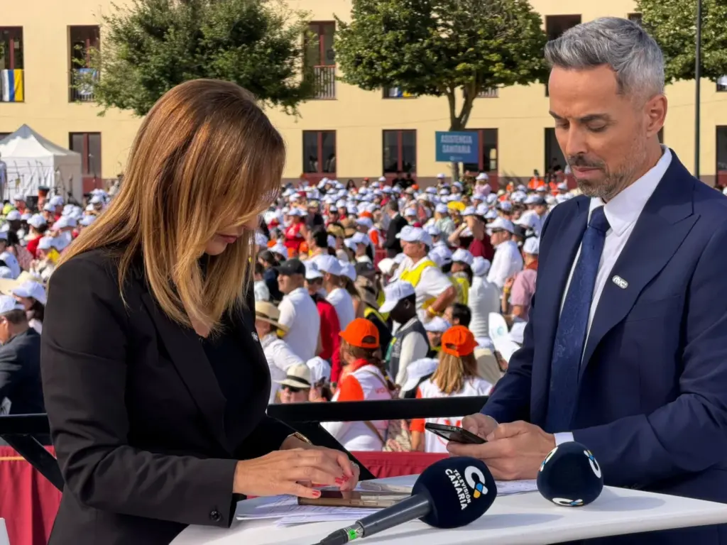 Pilar Rumeu e Isaac Tacoronte en el set de Televisión Canaria