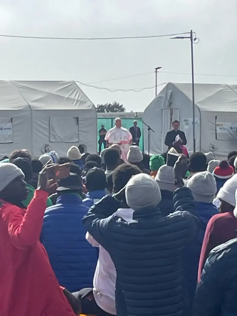 El Papa León XIV mantiene un encuentro con migrantes del Centro Las Raíces