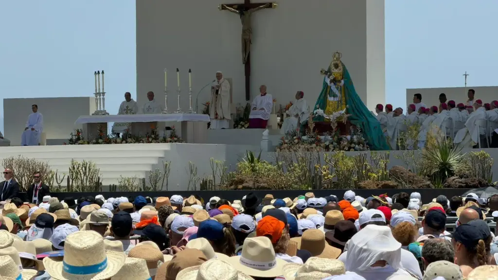 Feligreses siguiendo la misa oficiada por el papa León XIV en Santa Cruz de Tenerife. Pedro Yanes