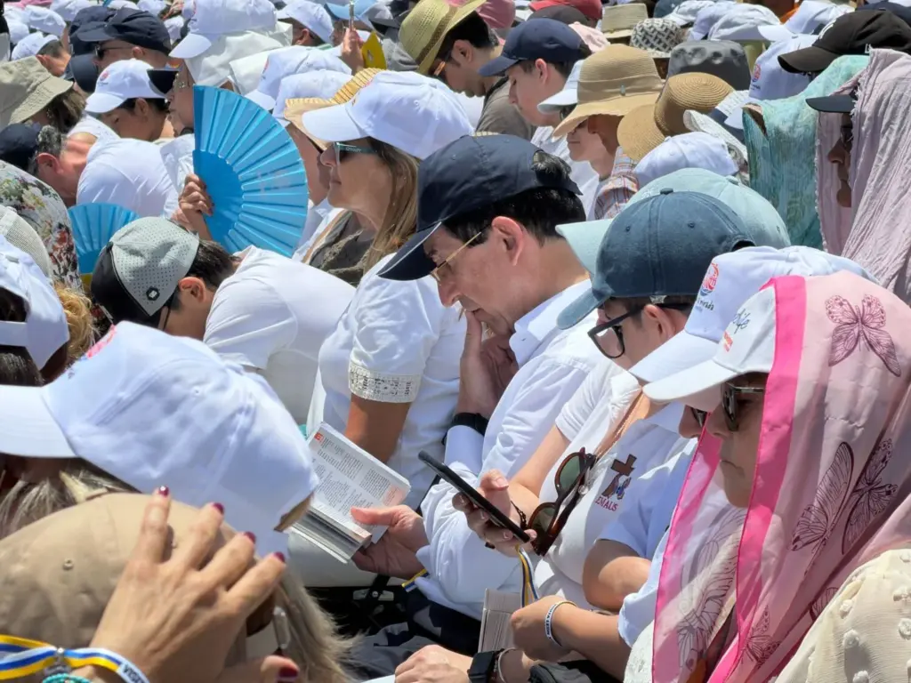 Feligreses siguiendo la misa oficiada por el papa León XIV en Santa Cruz de Tenerife. Ana Tristán