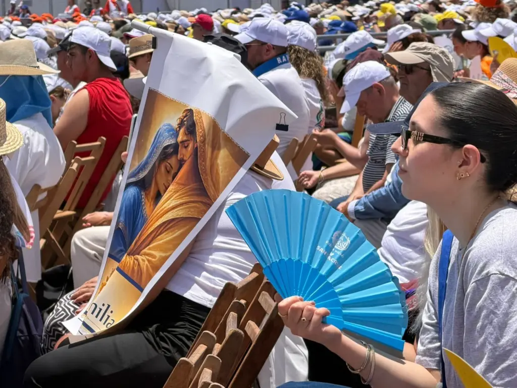 Feligreses siguiendo la misa oficiada por el papa León XIV en Santa Cruz de Tenerife. Ana Tristán