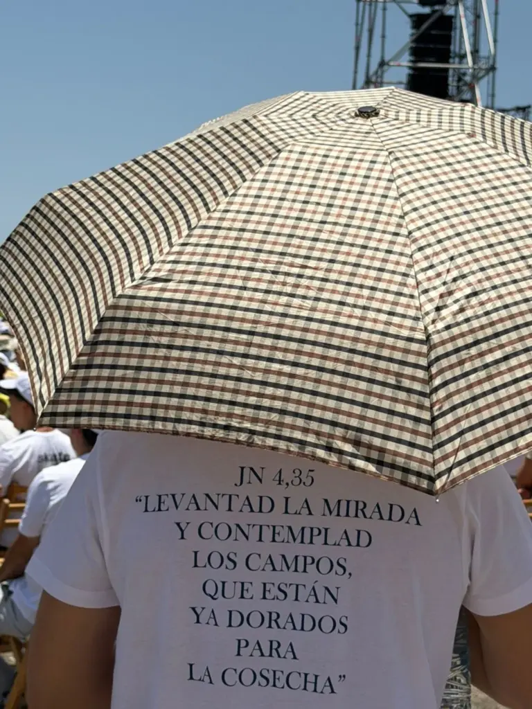 Feligreses siguiendo la misa oficiada por el papa León XIV en Santa Cruz de Tenerife. Ana Tristán