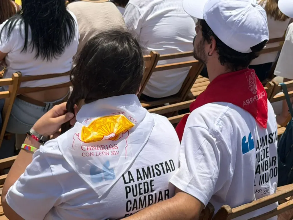 Feligreses siguiendo la misa oficiada por el papa León XIV en Santa Cruz de Tenerife. Ana Tristán