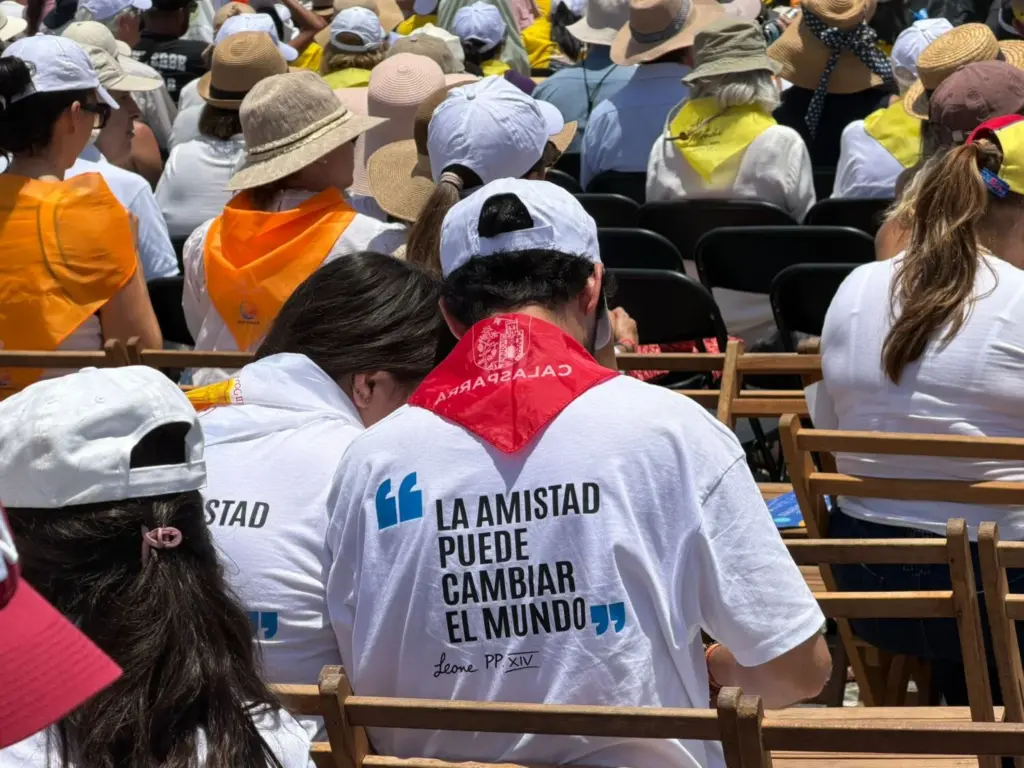Feligreses siguiendo la misa oficiada por el papa León XIV en Santa Cruz de Tenerife. Ana Tristán