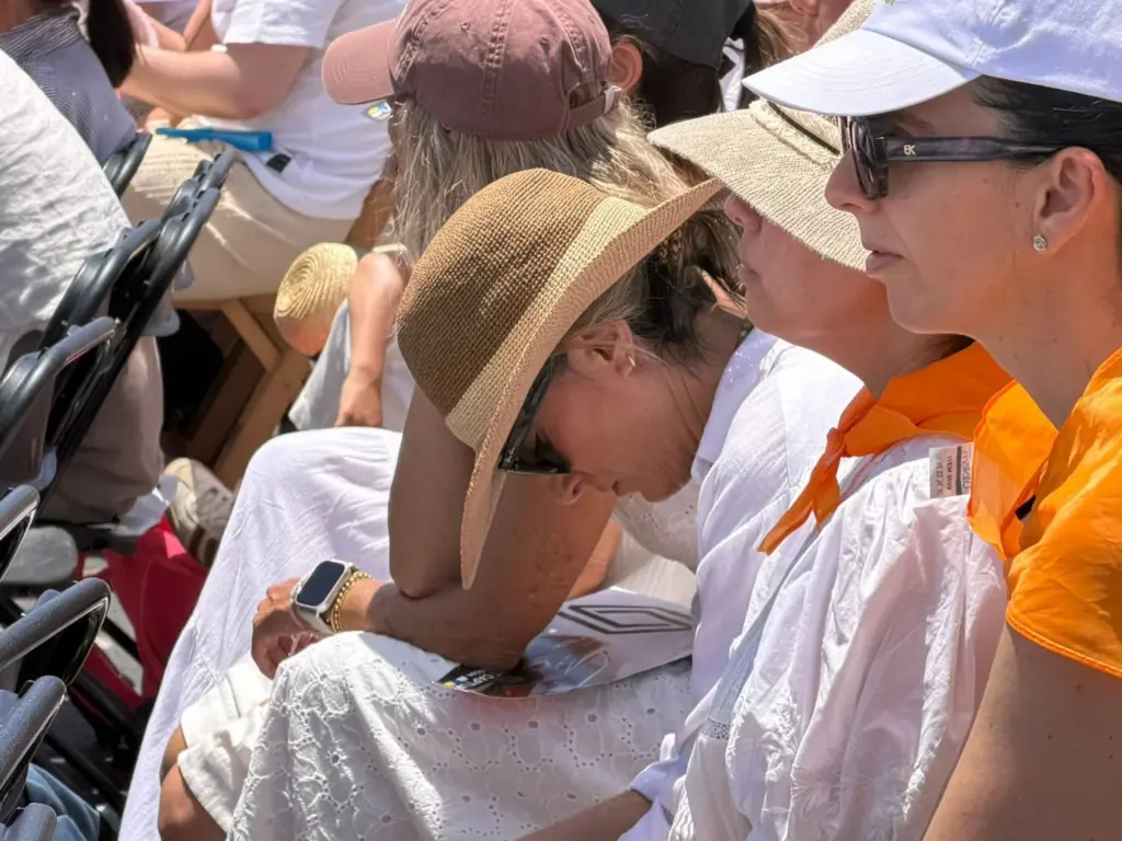Feligreses siguiendo la misa oficiada por el papa León XIV en Santa Cruz de Tenerife. Ana Tristán