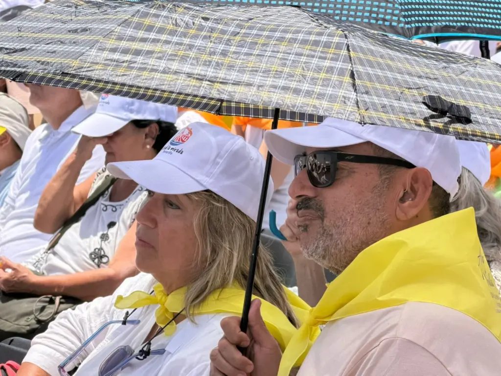 Feligreses siguiendo la misa oficiada por el papa León XIV en Santa Cruz de Tenerife. Ana Tristán
