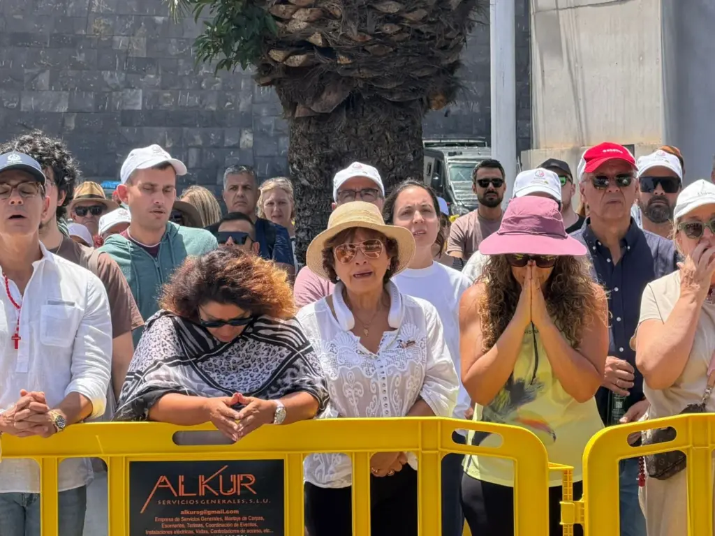 Feligreses siguiendo la misa oficiada por León XIV en el exterior del puerto de Santa Cruz de Tenerife. Ana Tristán