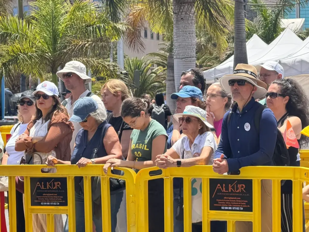 Feligreses siguiendo la misa oficiada por León XIV en el exterior del puerto de Santa Cruz de Tenerife. Ana Tristán