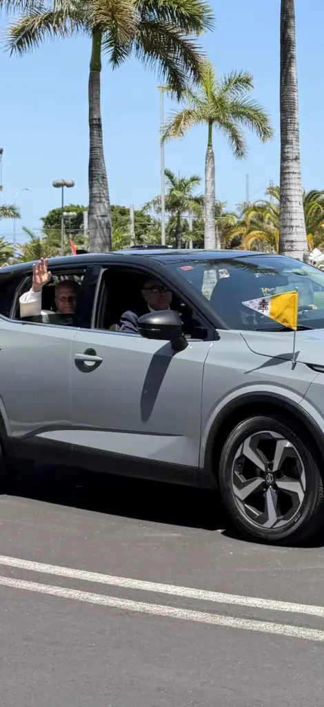 El papa León XIV se dirige al aeropuerto tras la misa celebrada en el puerto de Santa Cruz de Tenerife. RTVC