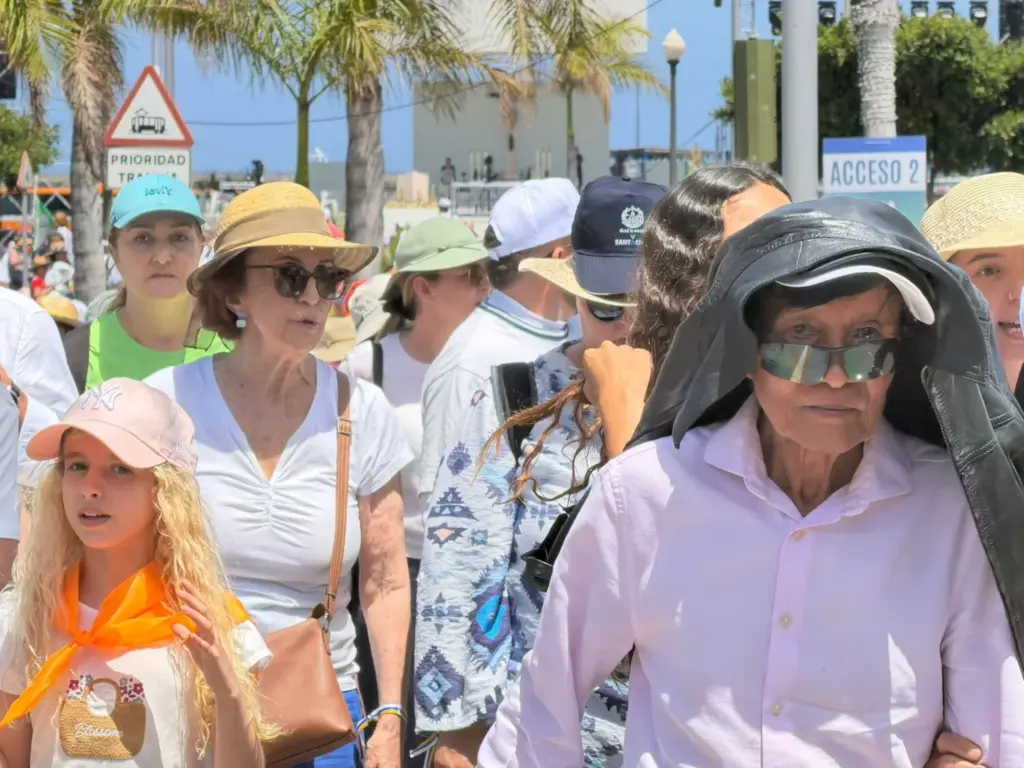 Feligreses abandonan el puerto de Santa Cruz de Tenerife tras la misa oficiada por el papa León XIV