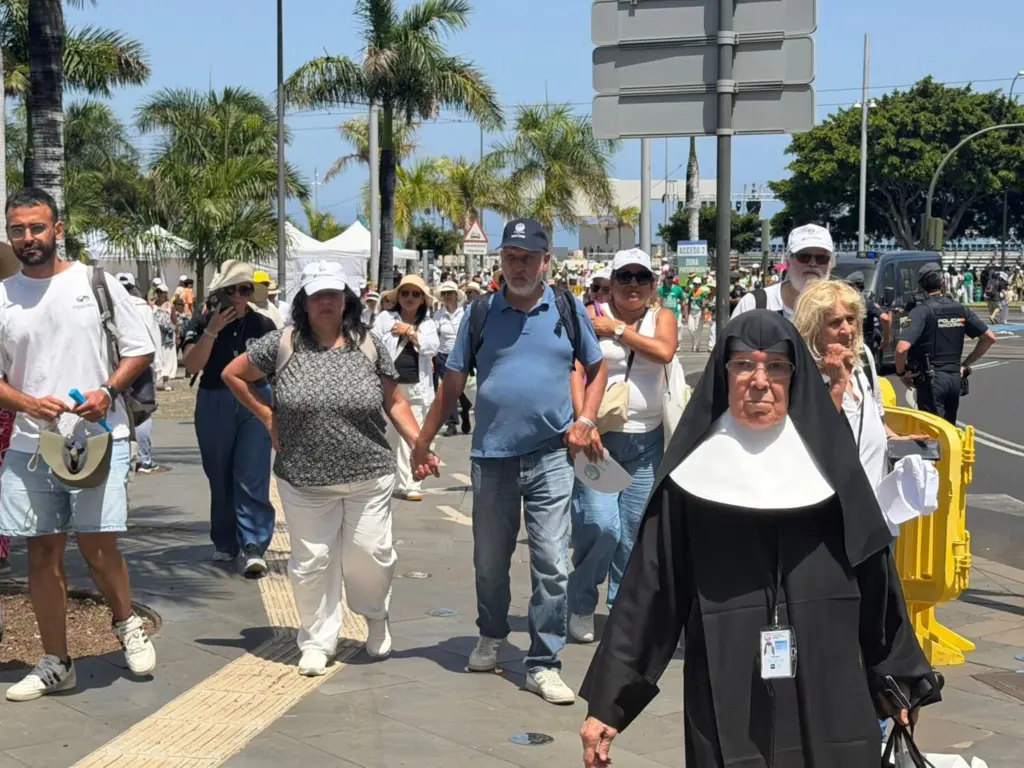 Feligreses abandonan el puerto de Santa Cruz de Tenerife tras la misa oficiada por el papa León XIV