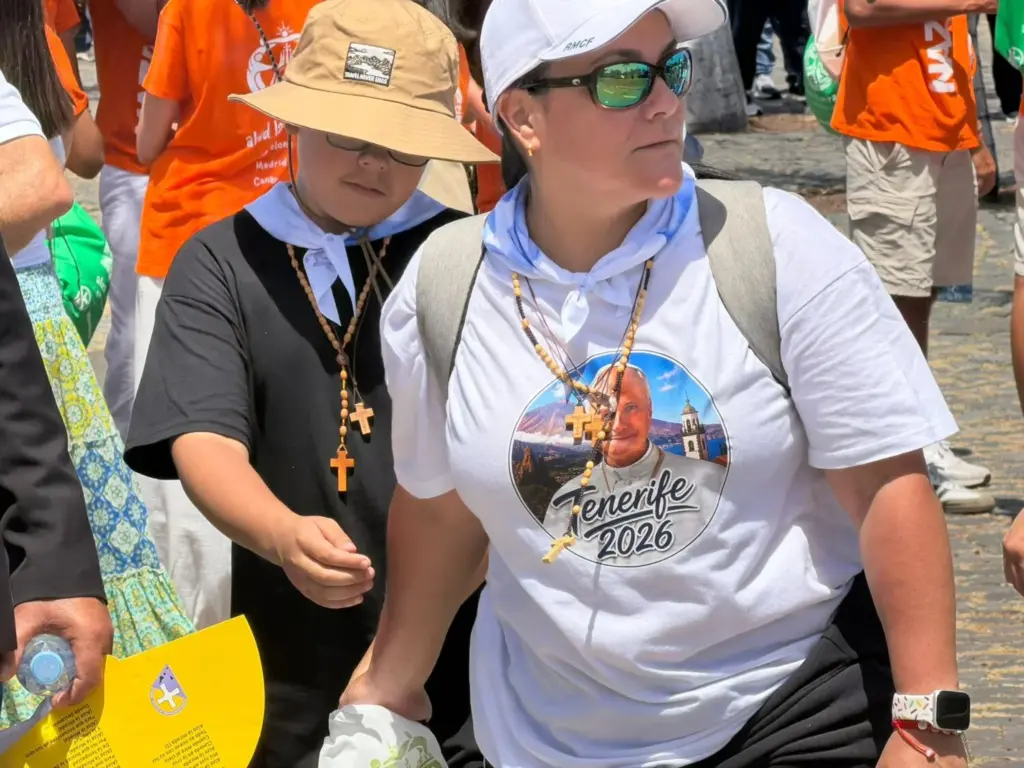 Feligreses abandonan el puerto de Santa Cruz de Tenerife tras la misa oficiada por el papa León XIV