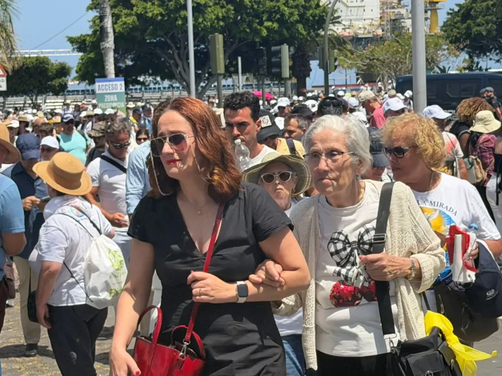 Feligreses abandonan el puerto de Santa Cruz de Tenerife tras la misa oficiada por el papa León XIV
