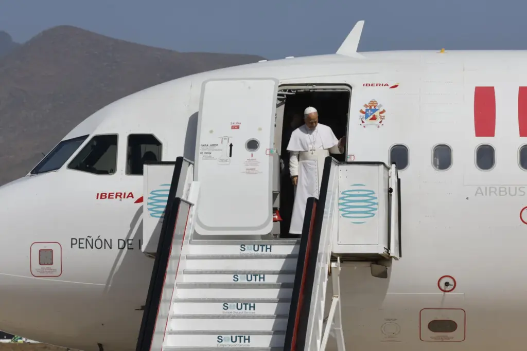 El papa León XIV tras aterrizar este jueves en la Base Aérea de Gran Canaria en un vuelo procedente de Barcelona para iniciar una visita muy pegada al fenómeno de la inmigración, que además es histórica, porque nunca antes un pontífice se había desplazado hasta Canarias. EFE/Elvira Urquijo A.