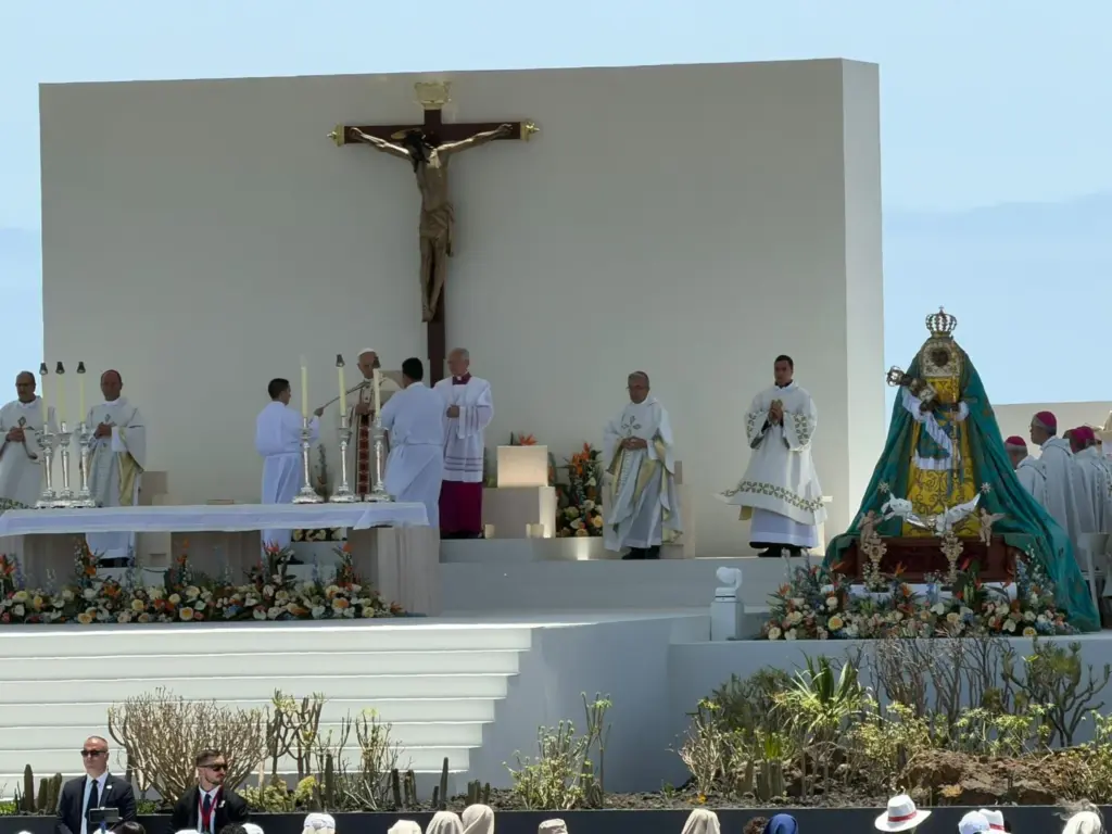 El papa León XIV oficia una misa en el puerto de Santa Cruz de Tenerife. Ana Tristán
