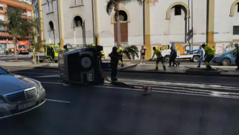Aparatoso accidente de tráfico en el centro de Santa Cruz de Tenerife