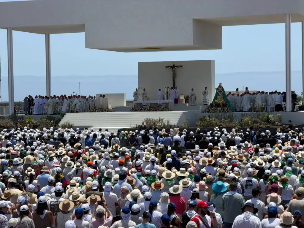 El papa León XIV oficia una misa en el puerto de Santa Cruz de Tenerife. Ana Tristán