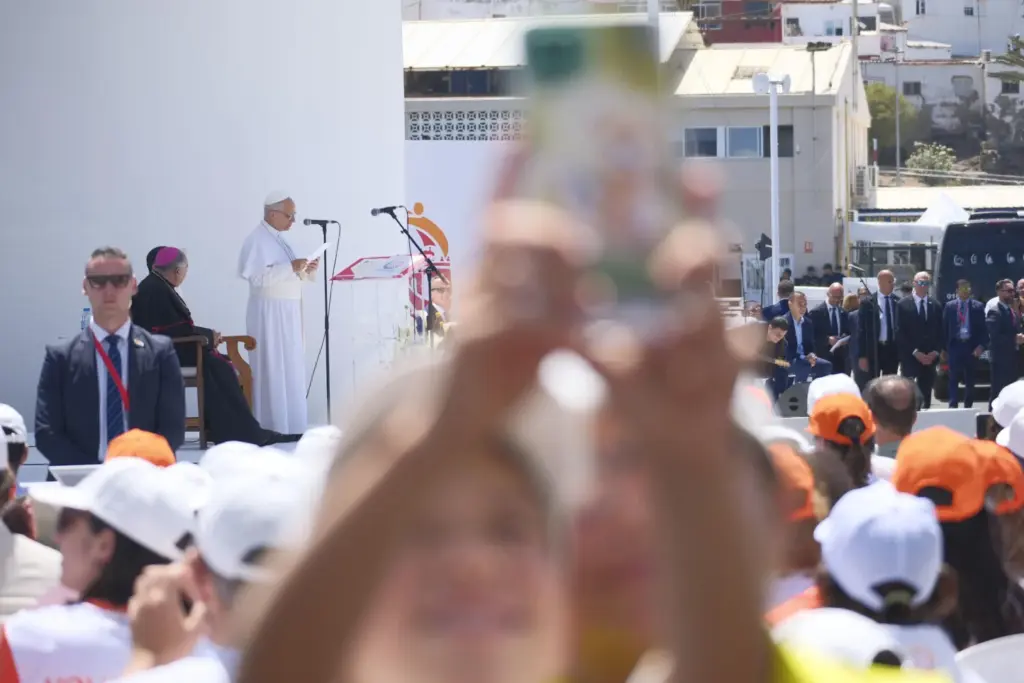 El papa León XIV pronuncia unas palabras durante el encuentro con más de un millar de inmigrantes de África, América Latina y con representantes de las principales instituciones y organizaciones sociales que trabajan en los servicios de rescate, acogida e integración en el muelle de Arguineguín, en la isla de Gran Canaria, este jueves, en el sexto día de su viaje a España. EFE/ Angel Medina G. POOL
