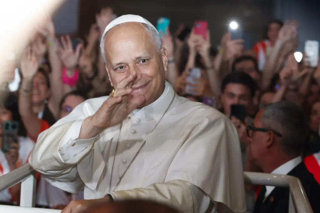 El papa León XIV asiste a un encuentro con los voluntarios que han colaborado en los actos del pontífice en la capital, este martes, en el IFEMA. EFE/ J.J. Guillen POOL