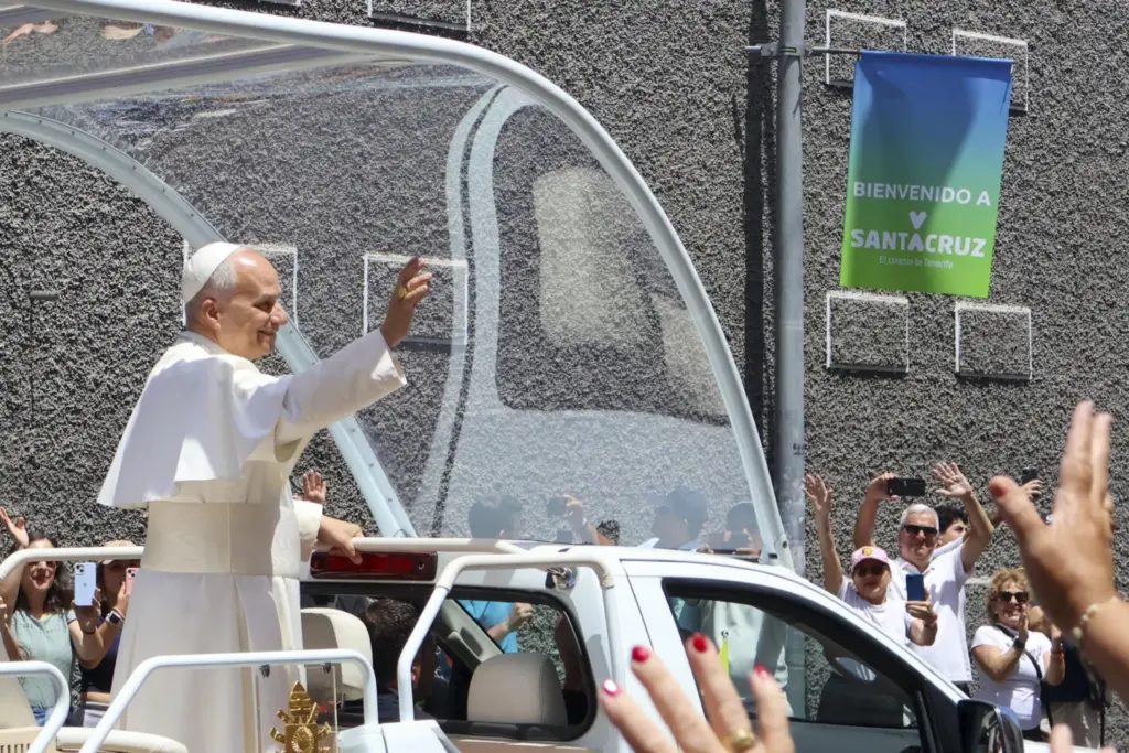 El papa León XIV recorre las calles de Santa Cruz de Tenerife ante miles de personas que lo han esperado durante horas para verlo pasar camino del puerto de la ciudad donde celebra una misa multitudinaria este viernes, en su último día de viaje a España. EFE/ Andrés Méndez