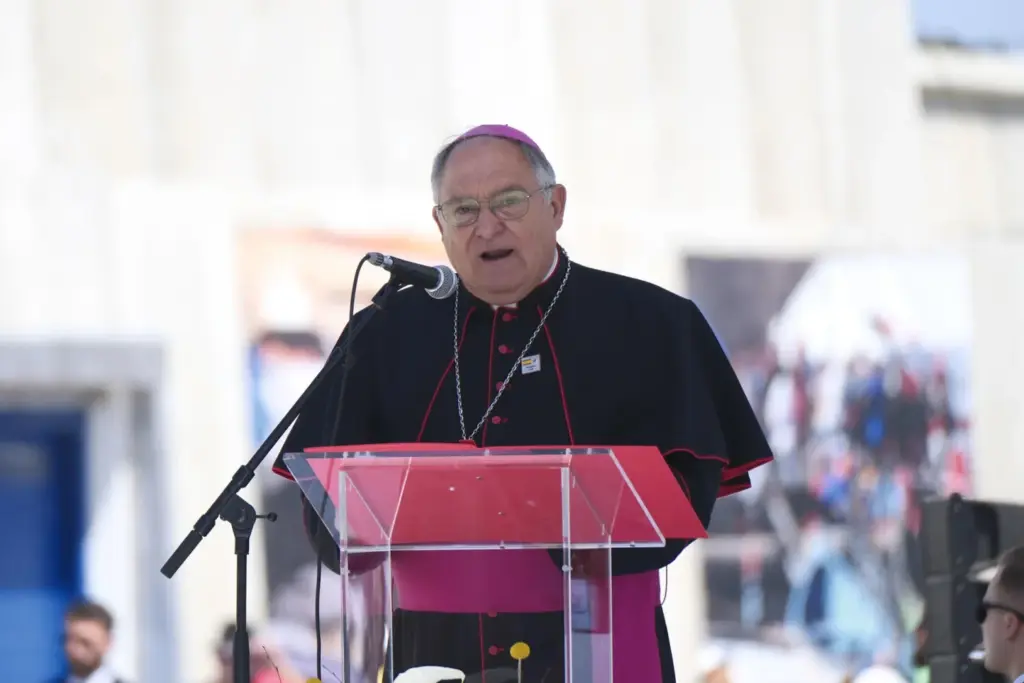 El obispo de Canarias, José Mazuelos, pronuncia unas palabras durante el encuentro que el papa León XIV ha mantenido con más de un millar de inmigrantes de África, América Latina y con representantes de las principales instituciones y organizaciones sociales que trabajan en los servicios de rescate, acogida e integración, en el muelle de Arguineguín, en la isla de Gran Canaria, este jueves, en el sexto día de su viaje a España. EFE/ Angel Medina G. POOL