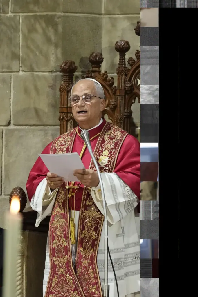 El papa León XIV oficia el rezo de la Hora media en la Catedral de la Santa Cruz y Santa Eulalia en Barcelona, este martes, su primer acto en la ciudad condal y que reunirá a unas 500 personas de la comunidad eclesiástica. EFE/ Enric Fontcuberta