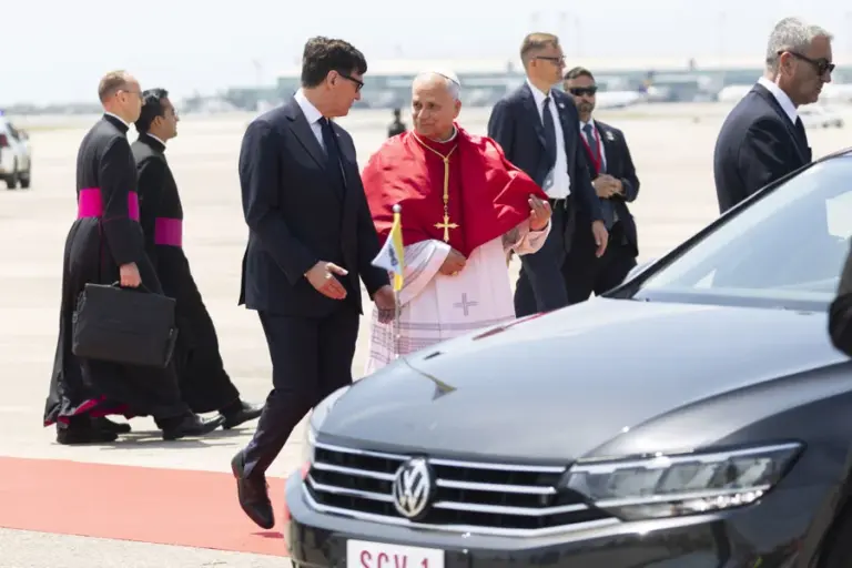 El papa está ya en Barcelona donde pasará dos días