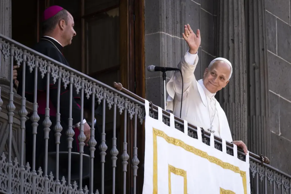 El papa León XIV saluda desde el balcón del Obispado de Tenerife a las miles de personas que han salido a las calles para verlo este viernes durante su visita a la isla de Tenerife. EFE/ Alberto Valdés