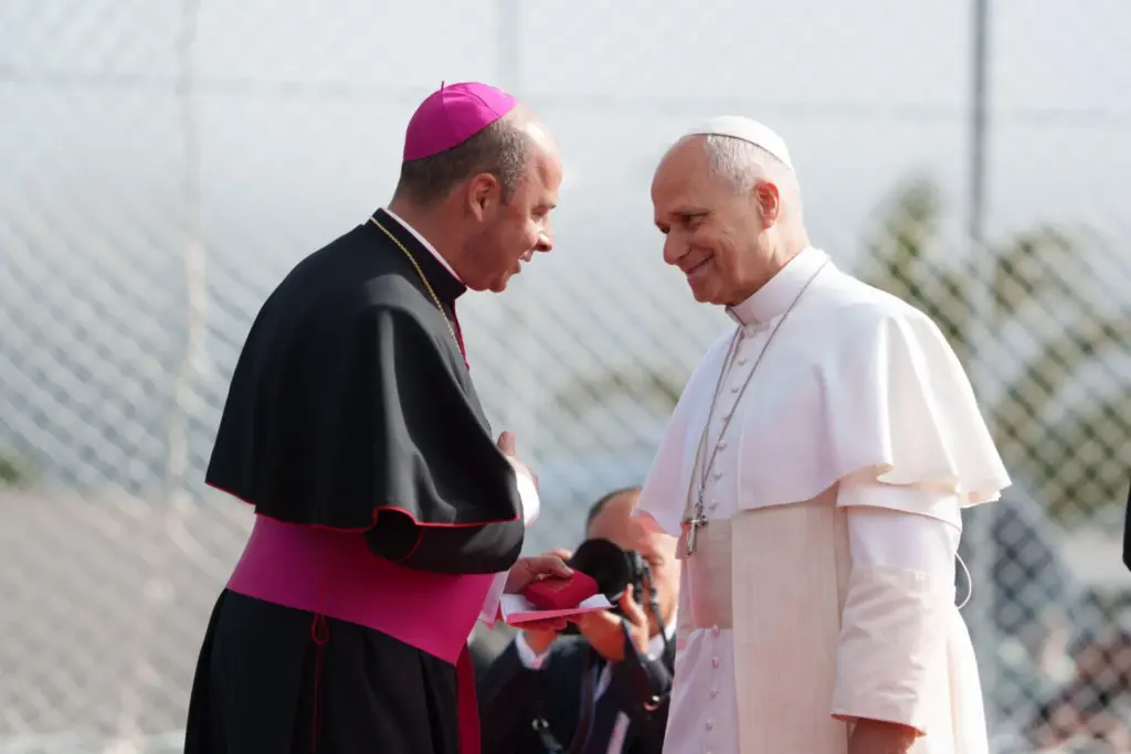 El papa León XIV conversa con el obispo de Tenerife, Eloy Santiago, durante su visita este viernes al centro de primera acogida 'Las Raíces' de Tenerife. EFE/ Ramón de La Rocha