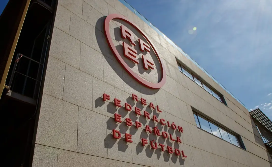 La RFEF realiza este martes el sorteo de los calendarios oficiales de la temporada 26-27. A partir de las 19:00 (hora canaria) será la presentación oficial de los emparejamientos de las competiciones