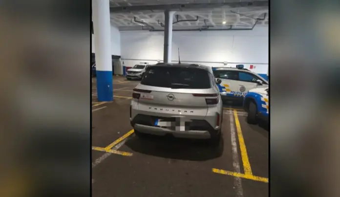 Uno de los coches de alquiler de la Policía Local de Santa Cruz de Tenerife. Captura RTVC