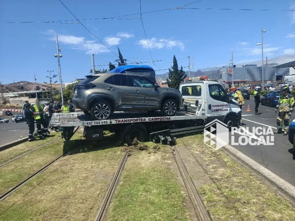 Colisión camión con tranvía. Imagen Policía Local de Santa Cruz de Tenerife