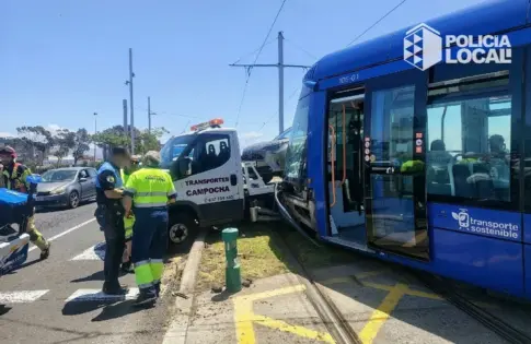 La colisión entre un camión y el tranvía provoca el descarrilamiento y dos heridos en Santa Cruz de Tenerife