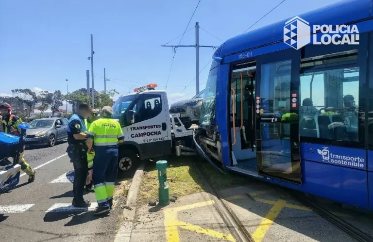 La colisión entre un camión y el tranvía provoca su descarrilamiento y deja varios heridos