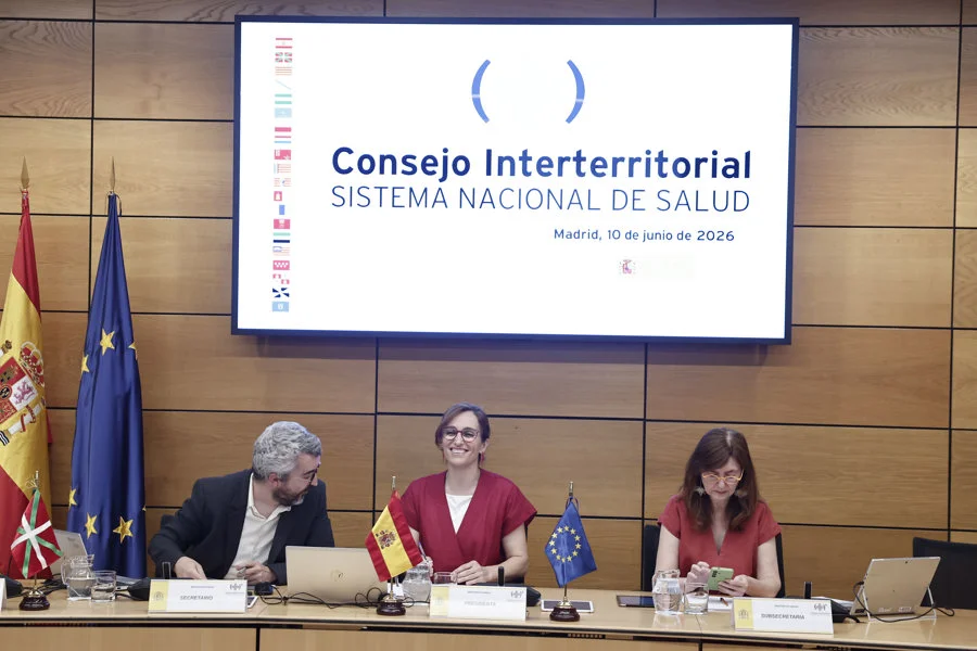 La ministra de Sanidad, Mónica García, preside la reunión del Consejo Interterritorial del Sistema Nacional de Salud (CISNS), este miércoles en Madrid. EFE/ Sergio Pérez